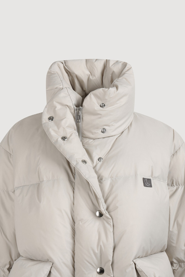 럭키슈에뜨 크롭 덕다운 점퍼는 캐주얼, 빈티지 스타일을 즐기는 분들을 위한 겨울철 필수 아이템입니다. 라이트 베이지 컬러의 무지 디자인으로 어떤 스타일에도 쉽게 매치할 수 있으며, 여행룩, 캠핑룩, 미니멀, 고프코어 스타일 연출에도 적합합니다. 덕다운(솜털 80%, 깃털 20%) 충전재(240g)와 두꺼운 두께감으로 보온성을 높였으며, 루즈핏 크롭 기장으로 트렌디함을 더했습니다. 빅 아웃포켓, 금속 지퍼, 럭키 크레센트 문 모티브 와펜 디테일이 돋보이며, 은은한 광택감이 고급스러운 분위기를 자아내는 긴소매 점퍼입니다.
