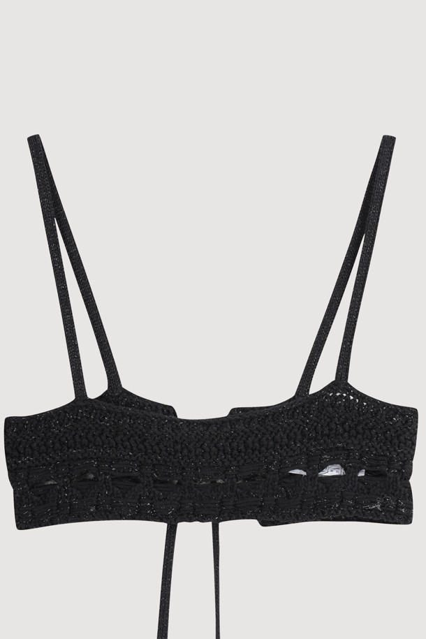 럭키슈에뜨 뷔스티에 니트 탑 (블랙)은 모던한 스타일을 추구하는 여성들을 위한 아이템입니다. 봄, 여름 시즌에 어울리는 크롭 기장의 민소매 디자인으로, 코튼과 레이온 혼방 소재에 망사 패턴이 더해져 시원하고 세련된 느낌을 줍니다. 뒤 끈으로 오픈/클로징이 가능하며, 메탈사가 믹스되어 은은한 포인트를 더합니다. 레귤러핏으로 제작되었으며, 스퀘어넥 라인이 특징입니다. 데이트룩, 카페룩, 여행룩 등 다양한 TPO에 미니멀, 시크, 클래식한 스타일을 연출할 수 있습니다.
