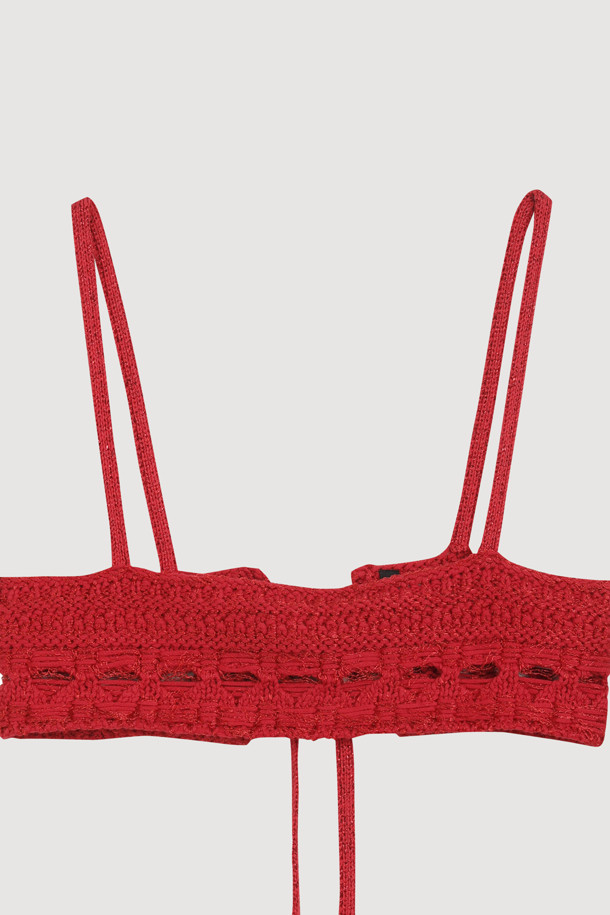 Chouetties by LUCKY CHOUETTE_뷔스티에 니트 탑(레드)은 캐주얼, 로맨틱, 미니멀 스타일을 모두 아우르는 여성 의류입니다. 봄, 여름 시즌에 어울리는 얇은 두께감과 부드러운 촉감의 코튼, 레이온 혼방 소재로 제작되었습니다. 뒷면 끈으로 오픈/클로징이 가능하며, 메탈사가 믹스되어 은은한 포인트를 더합니다. 망사 패턴과 크롭 기장의 민소매 디자인으로, 데이트룩, 카페룩, 휴가룩 등 다양한 TPO에 레이어드하여 개성 있는 스타일을 연출할 수 있습니다. 초승달 모티브 디자인이 돋보이는 슬림핏 뷔스티에 탑입니다.
