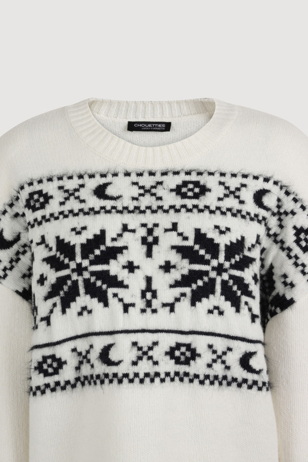 LUCKY CHOUETTE (럭키슈에뜨)의 노르딕 패턴 니트 풀오버 (아이보리)입니다. 부드러운 울 혼방 소재로 제작되어 가을, 겨울 시즌에 따뜻하게 착용할 수 있습니다. 라운드넥에 긴소매, 루즈핏 실루엣으로 편안한 착용감을 선사하며, 캐주얼, 클래식, 미니멀한 스타일을 연출하기 좋습니다. 럭키슈에뜨의 시그니처, Lucky Crescent Moon 모티브가 돋보이며 모임룩으로도 활용 가능한 매력적인 디자인입니다. 두꺼운 두께감으로 보온성을 높였으며, 아이보리 컬러의 노르딕 패턴이 포근한 분위기를 더합니다.
