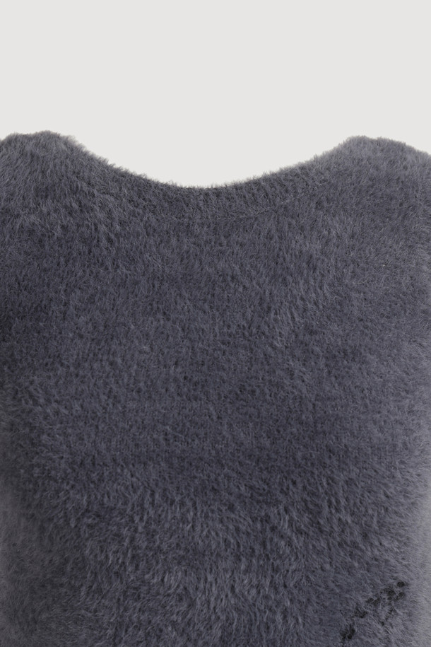 LUCKY CHOUETTE (럭키슈에뜨)의 Chouetties Wing Yarn 니트 베스트 (다크 블루)입니다. 슬림핏으로 떨어지는 크롭 기장의 여성 니트 베스트로, 봄, 가을에 착용하기 좋습니다. 헤어리한 촉감의 나일론 소재로 제작되었으며, 와이드한 U넥 디자인과 얇은 두께로 편안하게 착용할 수 있습니다. 럭키 크레센트 문 모티브 자수 포인트가 특징이며, 데이트룩, 봄 소풍룩 등 다양한 TPO에 활용 가능합니다. 단독 또는 이너 레이어드로 스타일리시하게 연출할 수 있으며, 캐주얼, 미니멀, 클래식 스타일을 즐겨 입는 분들께 추천합니다.
