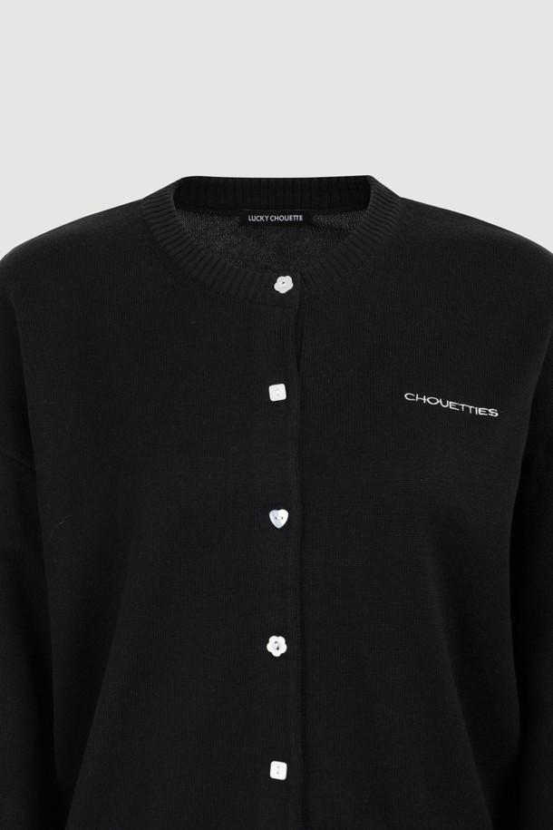 LUCKY CHOUETTE (럭키슈에뜨)의 언밸런스 니트 가디건 (black)입니다. 봄, 가을에 어울리는 캐주얼 스타일의 여성 의류로, 부드러운 아크릴과 코튼 혼방 소재로 제작되어 편안한 착용감을 선사합니다. 라운드넥에 루즈핏으로, 데이트룩 또는 카페룩에 잘 어울립니다. 세 가지 모양의 믹스된 단추와 좌우 언밸런스한 기장, 레터링 자수 포인트가 특징입니다. 미니멀하고 클래식한 무드를 연출하기 좋습니다.
