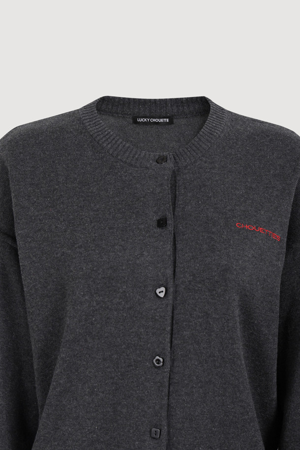 Chouetties by LUCKY CHOUETTE(슈에티 바이 럭키슈에뜨)_언밸런스 니트 가디건(다크 그레이)은 캐주얼한 스타일의 여성 니트 가디건입니다. 가을, 겨울에 착용하기 좋으며, 라운드넥에 루즈핏으로 편안하게 연출할 수 있습니다. 다크 그레이 컬러의 중간 두께 니트 소재로 제작되었으며, 언밸런스한 기장과 자수 레터링 포인트가 특징입니다. 세 가지 모양의 단추 디테일로 포인트를 더했으며, 데일리룩, 카페룩, 쇼핑룩 등 다양하게 활용 가능합니다. 아크릴과 코튼 혼방 소재로 제작되어 부드러운 촉감을 선사합니다.
