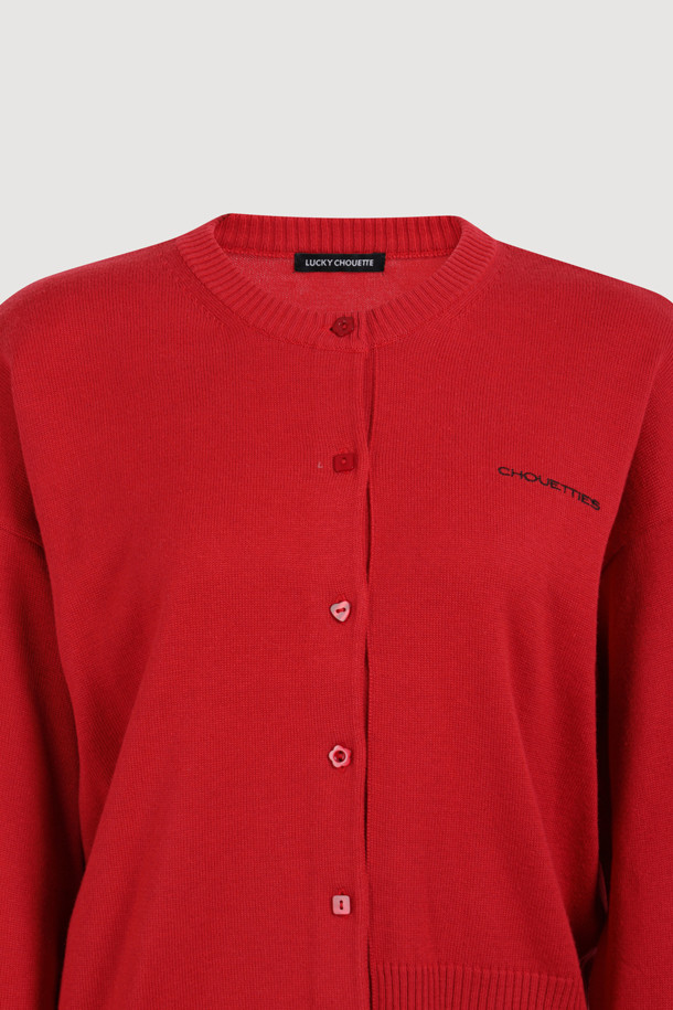LUCKY CHOUETTE(럭키슈에뜨)의 Chouetties Unbalance 니트 가디건(레드)입니다. 라운드넥 디자인에 톤 다운된 레드 컬러가 돋보이며, 가을, 겨울 시즌 데일리룩에 활용하기 좋습니다. 아크릴과 코튼 혼방 소재로 제작되어 부드러운 촉감을 선사합니다. 긴 소매와 언밸런스한 기장, 레터링 자수 포인트로 캐주얼한 스타일을 연출하며, 세 가지 모양의 믹스된 단추로 포인트를 더했습니다. 루즈핏으로 편안하게 착용 가능하며, 카페룩, 쇼핑룩 등 다양한 TPO에 매치하기 좋습니다.
