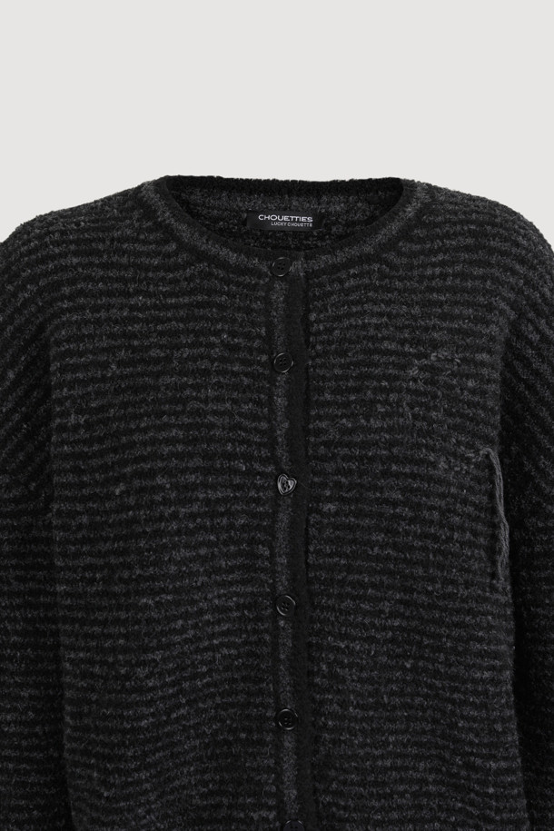 LUCKY CHOUETTE (럭키슈에뜨)의 Chouetties Unbalance Stripe 니트 가디건 (블랙)입니다. 울 소재의 두꺼운 두께감으로 가을, 겨울 시즌에 따뜻하게 착용할 수 있습니다. 캐주얼 스타일의 라운드넥 긴소매 크롭 기장 니트 가디건으로, 언밸런스한 기장과 스트라이프 패턴이 특징입니다. 싱글 버튼 여밈 방식이며, 럭키 슈에뜨의 시그니처, Lucky Crescent Moon 자수 포인트와 하트 모양 버튼 디테일로 포인트를 더했습니다. 데이트룩, 모임룩 등 다양한 TPO에 캐주얼, 클래식, 미니멀 스타일로 연출하기 좋습니다.
