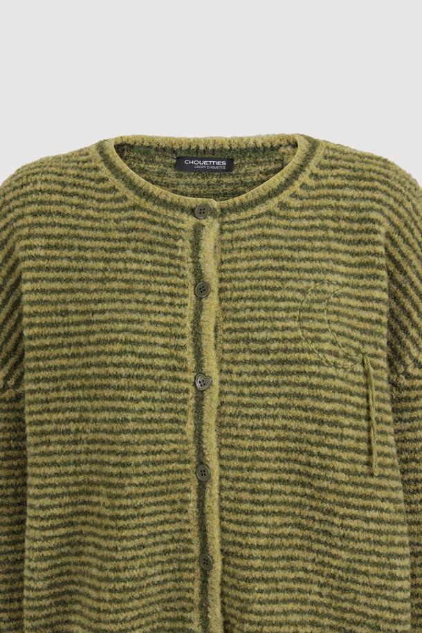 럭키슈에뜨(LUCKY CHOUETTE)의 Chouetties 언밸런스 스트라이프 니트 가디건 (올리브)입니다. 부드러운 울 소재로 제작되어 가을과 겨울에 따뜻하게 착용할 수 있습니다. 캐주얼한 무드의 루즈핏으로 편안함을 선사하며, 라운드 넥과 긴 소매 디자인이 특징입니다. 언밸런스 기장감과 럭키 크레센트 문 자수, 하트 모양 단추 디테일이 돋보이는 디자인으로 데이트룩, 모임룩, 캐주얼, 클래식, 미니멀 스타일 모두 소화 가능합니다. 두꺼운 두께감으로 포근함을 더했습니다.
