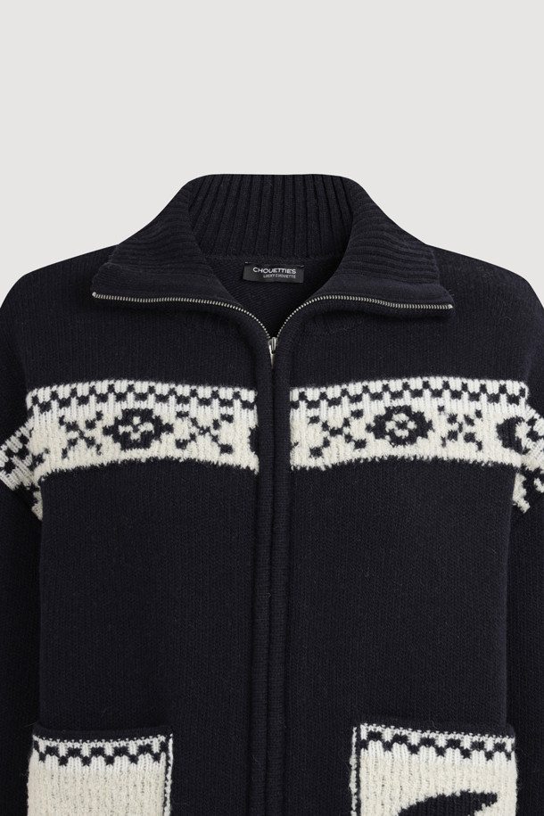 [Re-Order] 럭키슈에뜨_노르딕 패턴 하이넥 가디건 (다크 네이비)는 여성 의류로, 가을과 겨울에 따뜻하게 입을 수 있는 니트/스웨터입니다. 다크 네이비 컬러에 캐주얼, 빈티지 스타일을 더한 루즈핏 가디건으로, 하이넥 디자인과 긴 소매가 특징입니다. 두꺼운 울 소재로 제작되어 부드러운 촉감을 선사하며, 노르딕 패턴이 돋보입니다. 투웨이 지퍼와 아웃포켓 디테일, 럭키 크레센트 문 모티브가 돋보이며, 출근룩이나 모임룩, 캐주얼, 클래식, 미니멀 스타일 모두 소화 가능합니다.
