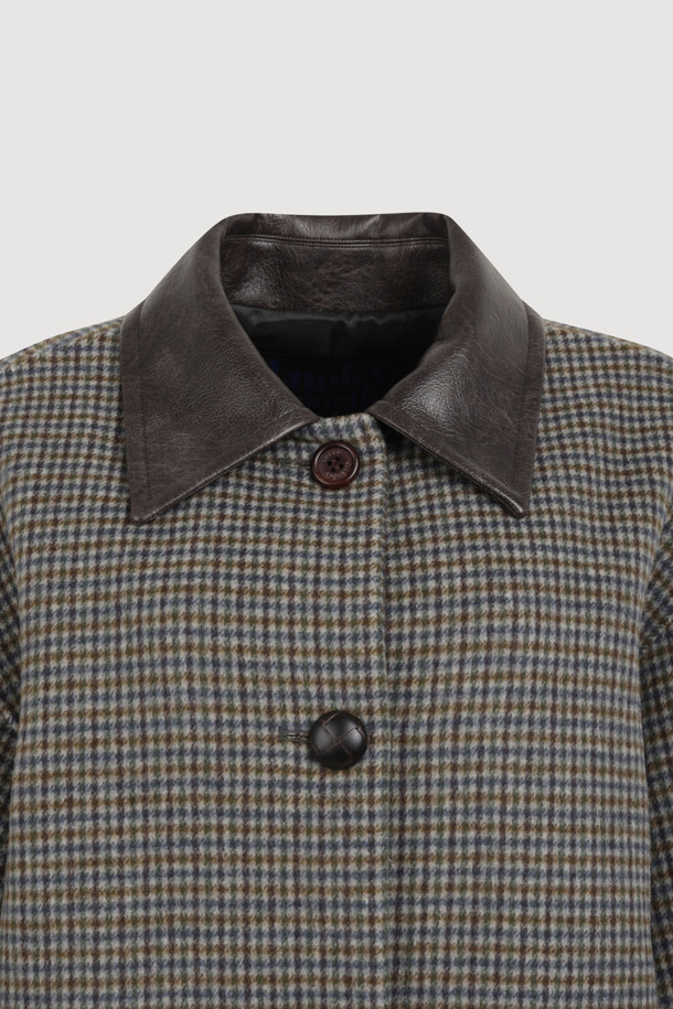 브라운 컬러의 Fake Leather Collar Check 롱 코트입니다. 클래식 무드의 체크 패턴과 코쿤핏으로 세련된 실루엣을 연출합니다. 두꺼운 두께감과 부드러운 촉감의 인조 가죽과 체크 원단 소재로 제작되었으며, 롱 코트 타입으로 가을, 겨울 시즌에 따뜻하게 착용할 수 있습니다. 카라와 포켓 부분의 워시드 가죽 디테일, 럭키 로고 패턴 안감, 두 종류의 버튼 믹스가 돋보입니다. 오피스룩, 모임룩, 데이트룩 등 다양한 TPO에 클래식, 미니멀, 시크 스타일로 활용해보세요.
