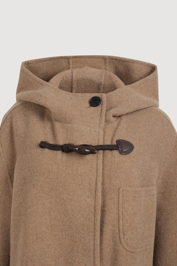 캐시미어 소재의 부드러운 촉감이 돋보이는 토글 후드 코트입니다. 낙타색(camel) 컬러의 루즈핏 디자인으로, 가을과 겨울에 따뜻하고 편안하게 착용할 수 있습니다. 히든 스냅과 토글 여밈 방식을 갖추었으며, 긴 소매와 하프 기장으로 제작되었습니다. 코트 안감에는 럭키(LUCKY) 로고 패턴이 적용되어 캐주얼하면서도 클래식한 무드를 연출합니다.
