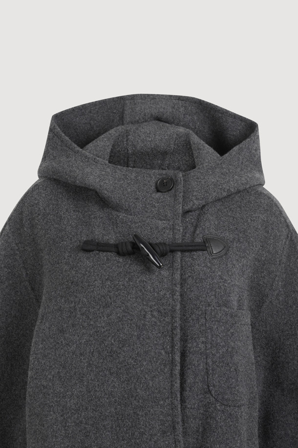 **토글 후드 코트 (grey)**는 캐시미어와 울 소재 혼방으로 제작되어 부드러운 촉감과 두꺼운 두께감으로 따뜻함을 선사하는 여성용 후드 코트입니다. 루즈핏 디자인과 하프 기장으로 편안한 착용감을 제공하며, 캐주얼, 클래식, 미니멀 스타일 모두 소화 가능합니다. 히든 스냅과 토글 여밈 방식, 긴소매 디자인으로 실용성을 더했으며, 안감에는 LUCKY 로고가 더해져 고급스러움을 더했습니다. 출근룩과 모임룩 모두에 어울리는 활용도 높은 아이템으로, 필링에 유의하여 관리하면 오랫동안 즐겨 입을 수 있습니다.
