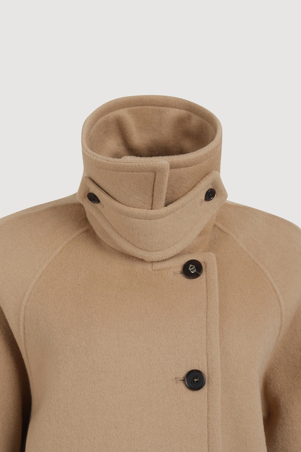 [Re-Order] 버클 칼라 하프 코트는 여성 고객을 위한 아우터입니다. 가을과 겨울에 착용하기 좋으며, 클래식하고 베이직한 스타일을 연출합니다. 라이트 베이지 컬러의 무지 디자인으로, 힙을 덮는 하프 기장감과 오버핏으로 편안하게 착용할 수 있습니다. 캐시미어 10% 블렌디드 소재로 부드러운 촉감을 선사하며, 빅 사이즈 아웃포켓과 럭키 로고 패턴 안감으로 포인트를 더했습니다. 출근룩, 오피스룩, 모임룩 등 다양한 TPO에 활용 가능하며, 클래식, 미니멀, 시크 스타일을 즐기는 고객에게 추천합니다.
