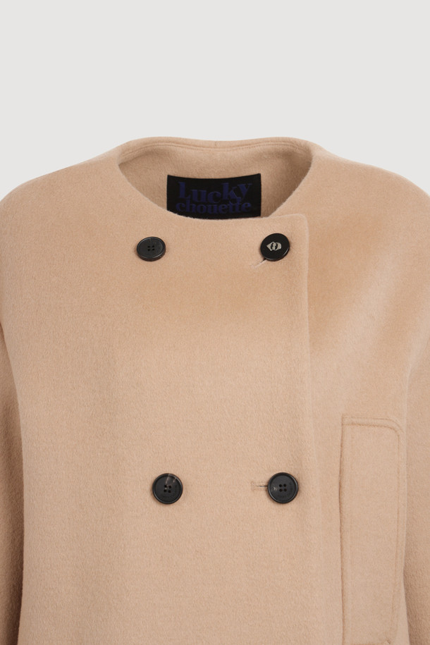 **라운드 넥 프릴 디테일 더블 코트 (베이지)**는 가을과 겨울, 여성의 우아함을 돋보이게 할 코트입니다. 부드러운 캐시미어와 울 소재, 두꺼운 두께감으로 포근하고 고급스러운 착용감을 선사합니다. 페미닌하고 클래식한 무드를 연출하며, 루즈핏 디자인과 하프 기장으로 편안함을 더했습니다. 더블 버튼 여밈 방식과 프릴, 리본 디테일, 로고 단추, 로고 패턴 안감으로 섬세한 디자인을 강조했습니다. 오피스룩, 출근룩, 모임룩 등 다양한 TPO에 클래식, 미니멀, 로맨틱 스타일로 매치하여 세련된 분위기를 연출해보세요.
