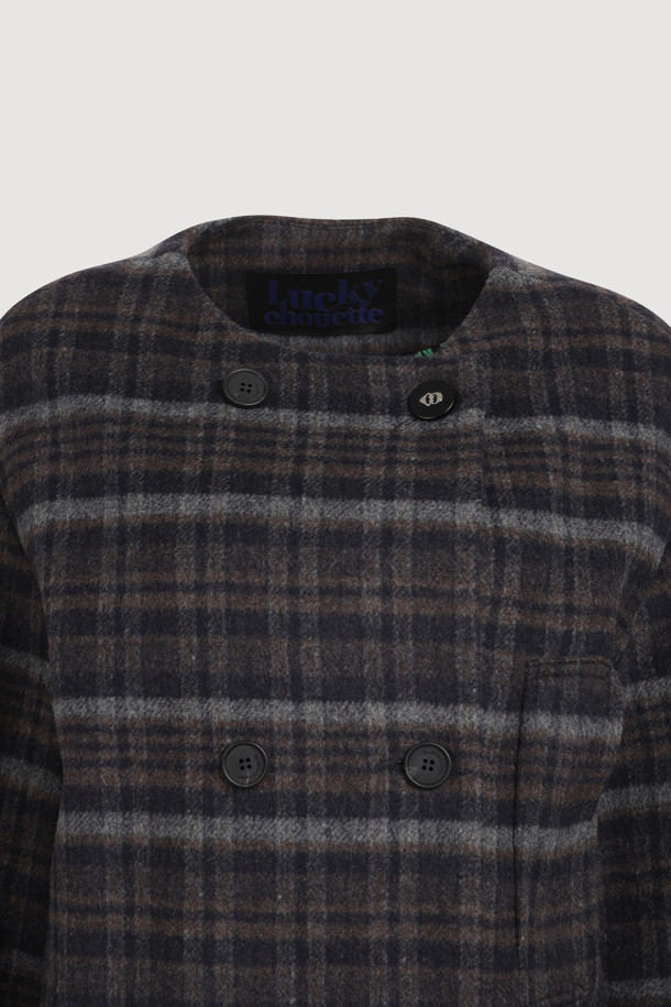 다크 네이비 컬러의 라운드 넥 프릴 디테일 더블 코트입니다. 캐시미어와 울 혼방 소재로 제작되어 부드러운 촉감과 뛰어난 보온성을 제공하며, 가을/겨울 시즌에 착용하기 좋습니다. 페미닌한 무드의 루즈핏으로, 톤온톤 체크 패턴과 로고 단추, 리본 디테일이 돋보입니다. 안감은 로고 패턴으로 마감되었으며, 더블 버튼 여밈과 긴 소매 기장으로 클래식하고 여성스러운 스타일을 연출합니다. 오피스룩, 모임룩, 데이트룩 등 다양한 TPO에 활용할 수 있습니다.
