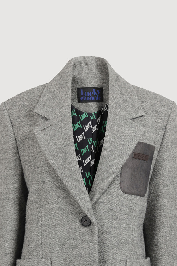 세련된 무드의 Suede Pocket 재킷형 코트(grey)입니다. 알파카, 캐시미어, 스웨이드 혼방 소재로 제작되어 가볍고 따뜻하며, 가을, 겨울 시즌에 착용하기 좋습니다. 매니쉬, 캐주얼, 유니크한 스타일을 연출하며, 헤링본 패턴과 힙 기장의 오버핏으로 트렌디함을 더했습니다. 소뿔 단추, 스웨이드 포켓, 가죽 와펜 장식, 레터링 테이프, 턴업 소매, 럭키 로고 패턴 안감 디테일이 돋보입니다. 겨울 데일리룩, 모임룩, 출근룩 등 다양한 TPO에 캐주얼, 클래식, 미니멀한 무드로 활용할 수 있습니다.
