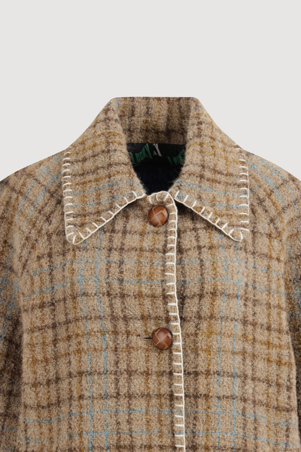 **Handlee 자수 체크 코트 (브라운)**는 가을과 겨울, 당신의 스타일을 책임질 여성용 코트입니다. 부드러운 알파카 혼방 소재와 두꺼운 두께감으로 따뜻하고 포근한 착용감을 선사하며, 무릎 기장의 코쿤핏으로 편안하면서도 세련된 실루엣을 연출합니다. 캐주얼, 클래식, 미니멀 스타일 모두 소화 가능한 활용도 높은 아이템으로, 출근룩이나 모임룩에 돋보이는 포인트를 더해줍니다. 브라운 컬러의 체크 패턴에 자수 장식과 LUCKY 로고 패턴 안감, 카라 디테일, 혼합 단추를 사용하여 디테일까지 놓치지 않았습니다.
