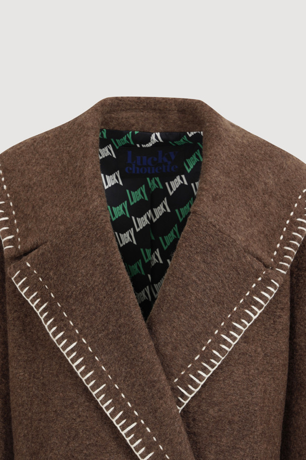 세일러 디자인의 스티치 자수 브라운 코트입니다. 울 소재에 두꺼운 두께감으로 가을, 겨울 시즌 따뜻하게 착용 가능하며, 오버핏으로 제작되어 편안한 착용감을 선사합니다. 와이드 카라와 핸드 스티치 장식이 돋보이며, 'LUCKY' 로고 패턴 안감으로 세련된 포인트를 더했습니다. 클래식, 캐주얼, 미니멀 스타일을 모두 소화하며, 출근룩과 모임룩에 활용하기 좋습니다. 싱글 버튼 여밈 방식으로 간편하게 스타일링할 수 있는 하프 기장의 긴 소매 코트입니다.
