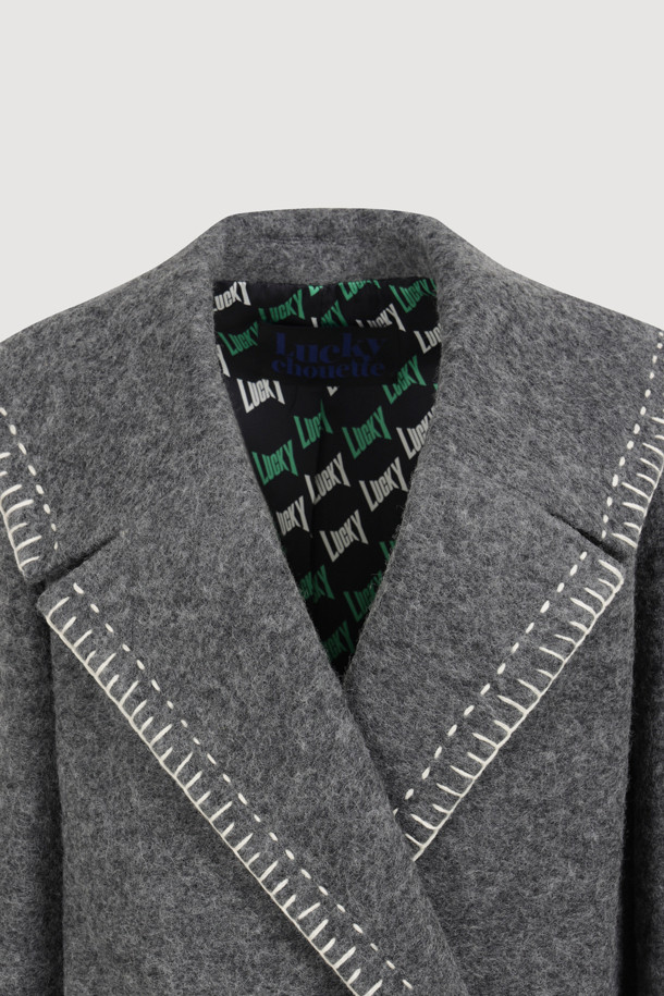 **Stitch 자수 세일러 코트 (grey)**

세련된 무드의 여성용 아우터, 스티치 자수 세일러 코트 (grey)입니다. 클래식과 캐주얼 스타일을 아우르는 디자인으로, 가을과 겨울에 따뜻하게 착용할 수 있습니다. 울 소재로 제작되어 두꺼운 두께감을 자랑하며, 하프 기장의 오버핏으로 편안한 착용감을 선사합니다. 와이드 카라와 핸드 스티치 자수 장식이 돋보이며, LUCKY 로고 패턴 안감과 이탈리아 제작으로 높은 퀄리티를 보장합니다. 출근룩, 모임룩, 데이트룩 등 다양한 TPO에 활용하여 미니멀하고 세련된 스타일을 연출해보세요.
