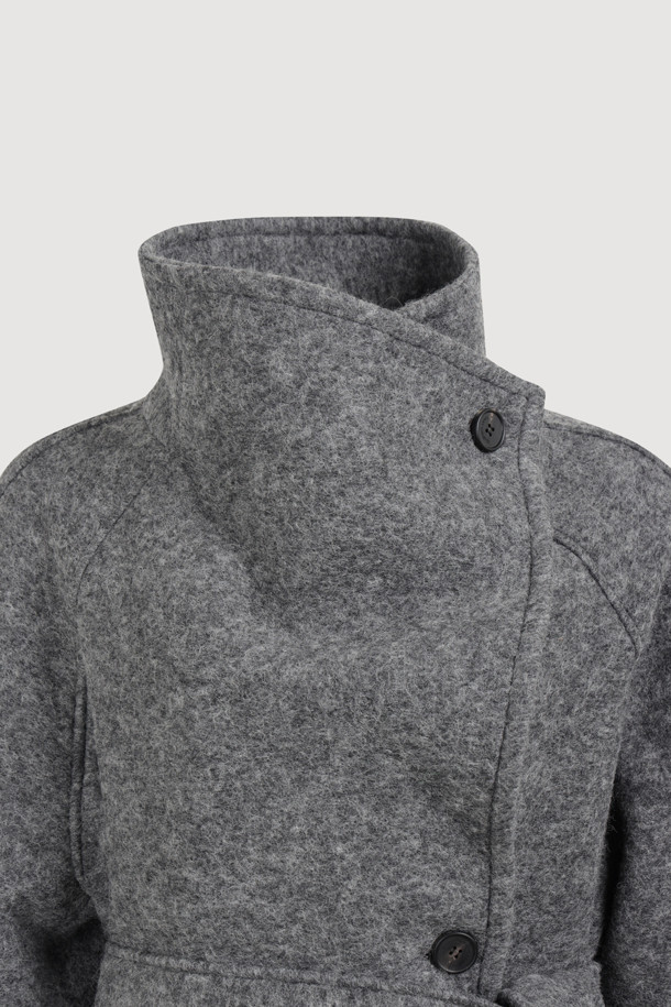 세련된 무드의 여성용 "Asymmetry Collar Long Coat" (그레이)입니다. 울 소재로 제작되어 부드럽고 폭신한 촉감과 함께 가을, 겨울 시즌 따뜻하게 착용할 수 있습니다. 비대칭 카라 디자인과 롱 기장, 여유로운 스트레이트 핏으로 스타일리시함과 모던함을 동시에 연출합니다. 안감에는 "LUCKY" 로고 패턴이 더해져 고급스러운 포인트를 더했으며, 앞 중심 단추 클로징으로 간편하게 착용 가능합니다. 출근룩, 오피스룩, 모임룩 등 다양한 TPO에 클래식, 미니멀, 시크한 스타일로 연출해보세요.
