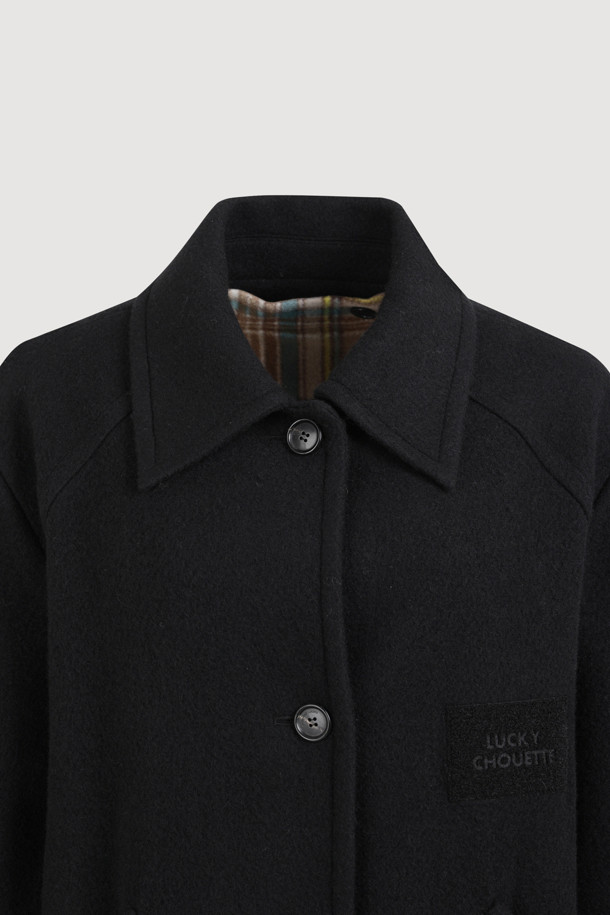 탈부착 가능한 체크 베스트 내피가 특징인 Detachable Inner 맥 코트(블랙)는 가을, 겨울 시즌 당신의 스타일을 완성해 줄 아우터입니다. 시크하고 캐주얼한 무드를 연출하며, 오버핏과 루즈핏으로 편안한 착용감을 선사합니다. 울 소재와 두꺼운 두께감으로 보온성을 높였으며, 넓은 카라와 빅 아웃포켓 디테일이 돋보입니다. 출근룩, 오피스룩, 모임룩 등 다양한 TPO에 활용 가능하며, 로고 와펜으로 포인트를 더했습니다.
