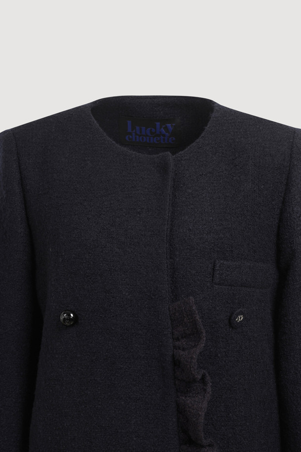 다크 네이비 컬러의 Center Frill 라운드 넥 코트입니다. 페미닌과 캐주얼 무드를 동시에 연출할 수 있으며, 가을과 겨울에 따뜻하게 입을 수 있는 두꺼운 울 소재로 제작되었습니다. 드롭 숄더, 프릴 디테일, 금속 단추, 로고 패턴 안감, 포켓 디테일이 돋보이는 롱 기장의 싱글 버튼 코트입니다. 데이트룩, 오피스룩, 모임룩 등 다양한 TPO에 활용 가능하며, 클래식, 미니멀, 캐주얼 스타일을 즐기는 여성에게 추천합니다.
