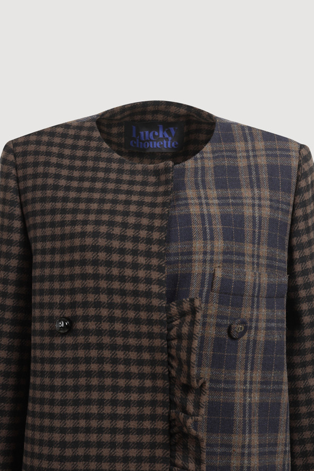 센터 프릴 라운드 넥 코트 (멀티 컬러)는 페미닌하고 캐주얼한 스타일을 동시에 연출할 수 있는 여성용 코트입니다. 가을과 겨울에 어울리는 두꺼운 울 소재로 제작되어 부드러운 촉감을 선사하며, 오버핏 롱 기장으로 편안한 착용감을 제공합니다. 체크 패턴과 드롭 숄더, 프릴 디테일이 특징이며, 금속 단추와 로고 패턴 안감, 포켓 디테일로 세련됨을 더했습니다. 싱글 버튼 여밈 방식의 라운드 넥 코트로, 데이트룩, 모임룩, 출근룩 등 다양한 TPO에 클래식, 캐주얼, 미니멀 스타일로 활용 가능합니다.
