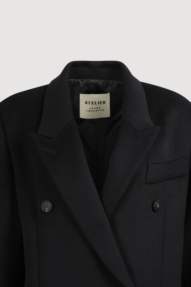 [Atelier] 갱 칼라 더블 롱 코트 (블랙)는 시크하고 미니멀한 스타일을 추구하는 여성들을 위한 아우터입니다. 가을과 겨울, 출근룩, 오피스룩, 겨울 데일리룩에 어울리는 이 코트는 부드러운 캐시미어와 울 소재로 제작되어 뛰어난 착용감을 선사합니다. 갱 칼라 디자인과 럭키슈에뜨 로고 소뿔 단추, 자수 디테일이 고급스러움을 더하며, ATELIER 컬렉션 로고 패턴 안감으로 소장 가치를 높였습니다. 박시핏의 롱 기장, 더블 버튼 여밈 방식의 더블 코트로, 시크하고 클래식한 스타일을 완성해보세요.
