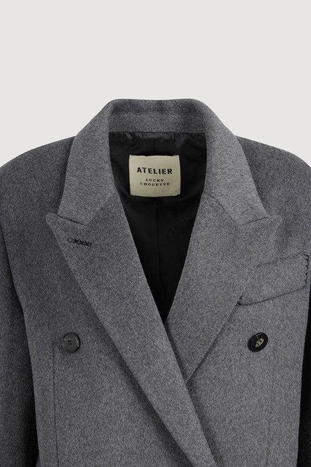 [Atelier] 갱 칼라 더블 롱 코트 (다크 그레이)는 시크하고 심플한 스타일을 추구하는 당신을 위한 겨울 아우터입니다. 캐시미어와 울 혼방 소재로 제작되어 부드러운 촉감과 우수한 보온성을 자랑하며, 롱 기장과 박시 핏으로 세련된 실루엣을 연출합니다. 더블 버튼 여밈 방식과 갱 칼라 디자인이 특징이며, 럭키슈에뜨 로고 소뿔 단추와 자수 디테일로 고급스러움을 더했습니다. [Atelier] 컬렉션 로고 패턴 안감으로 완성도를 높인 이 코트는 겨울 데일리룩, 오피스룩, 모임룩 등 다양한 TPO에 활용하기 좋습니다.
