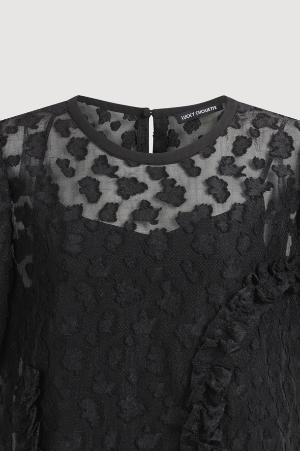 볼륨 슬리브 자카드 드레스 (블랙)는 페미닌하고 클래식한 무드를 자아내는 여성용 미니 원피스입니다. 봄, 여름, 가을 시즌에 어울리는 얇은 두께감과 부드러운 촉감의 자카드 소재로 제작되었습니다. A라인 핏에 라운드넥 디자인, 볼륨 슬리브 소매 기장이 특징이며, 속슬립이 포함되어 편안하게 착용할 수 있습니다. 데이트룩, 카페룩, 모임룩 등 다양한 TPO에 잘 어울리며, 클래식, 미니멀, 로맨틱 스타일을 즐기는 분들께 추천합니다. 뒷넥 단추 여밈과 레이어드 가능한 디자인으로 활용도를 높였습니다.
