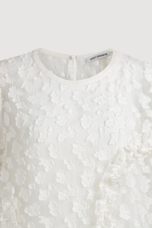 볼륨 슬리브 자카드 원피스 (아이보리)는 페미닌하고 클래식한 무드를 연출하는 여성 미니 원피스입니다. 봄, 여름 시즌에 어울리는 얇은 두께감과 부드러운 촉감의 자카드 소재로 제작되었으며, A라인 치마 핏과 미니 기장으로 사랑스러운 실루엣을 선사합니다. 볼륨감 있는 소매와 입체적인 자카드 패턴이 돋보이며, 라운드넥 디자인에 뒷넥 단추 여밈으로 간편하게 착용할 수 있습니다. 데이트룩, 카페룩, 모임룩 등 다양한 TPO에 맞춰 클래식, 미니멀, 로맨틱한 스타일을 연출해보세요. 속슬립이 포함되어 있어 비침 걱정 없이 편안하게 즐길 수 있습니다.
