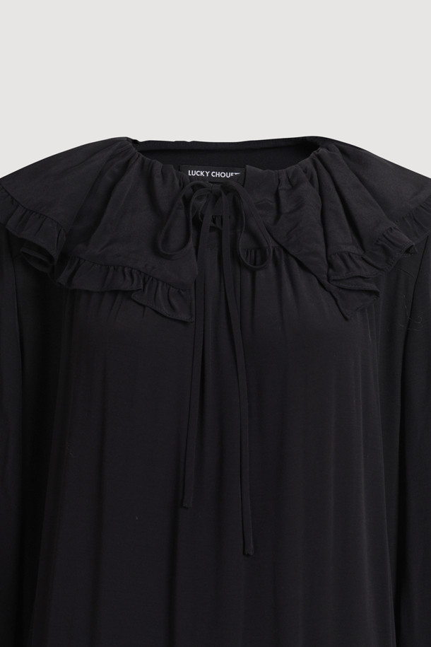 세일러 카라 원피스 (블랙)는 페미닌하면서도 캐주얼한 무드를 연출하는 여성 의류입니다. 폴리 크레이프 소재로 제작되어 깔끔한 촉감을 선사하며, 사계절 내내 착용 가능합니다. 롱 기장의 루즈핏으로 편안한 착용감을 제공하며, 허리 스트링 디테일로 허리 라인을 잡아줍니다. 세일러 카라와 소매 셔링 밴딩, 카라 셔링 디테일이 특징이며, 데이트룩이나 카페룩에 잘 어울립니다. 미니멀하고 로맨틱한 스타일을 즐기는 분들께 추천합니다.
