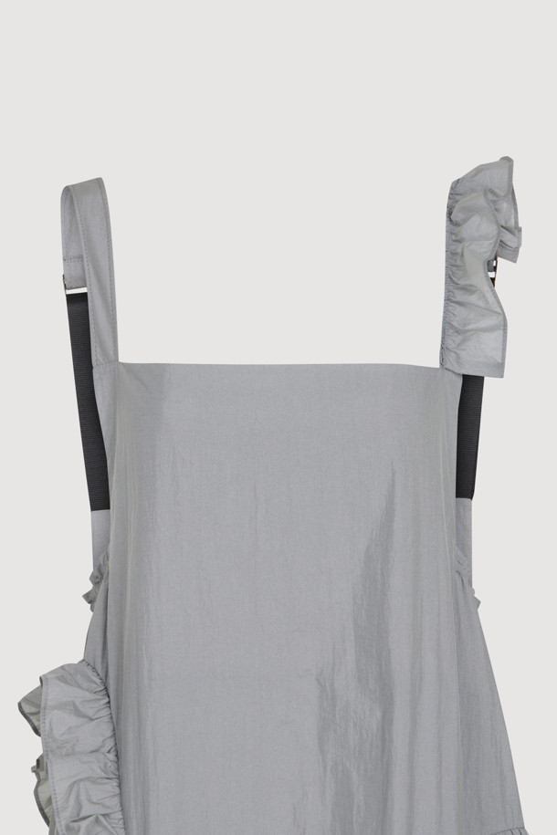 민트 컬러의 [Re-Order] 러플 포인트 민소매 롱 드레스입니다. 부드러운 나일론 소재로 제작되어 은은한 광택감이 돋보이며, 루즈핏 플레어 디자인으로 우아한 실루엣을 연출합니다. 비대칭 프릴 디테일과 어깨 비죠 장식이 여성스러운 포인트를 더하고, 끈 길이 조절이 가능하여 편안하게 착용할 수 있습니다. 데이트룩, 여행룩, 휴가룩 등 다양한 TPO에 클래식, 미니멀, 로맨틱 스타일로 연출해보세요. 봄, 여름 시즌에 어울리는 롱 원피스로, 당신의 스타일을 한층 더 돋보이게 해줄 것입니다.
