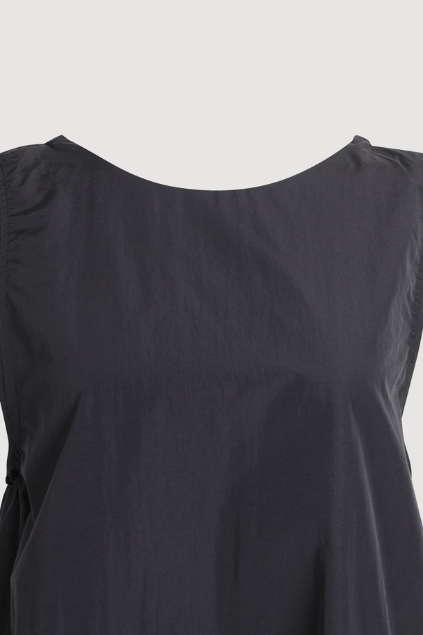 A 라인 미니 드레스 (블랙)는 여성스러운 실루엣을 연출하는 A라인 핏의 미니 원피스입니다. 봄, 여름, 가을 세 계절 모두 활용 가능하며, 데이트룩, 동네 마실룩, 카페룩 등 다양한 TPO에 적합합니다. 캐주얼, 미니멀, 스트리트 스타일을 모두 아우르는 디자인으로, 무지 패턴의 블랙 컬러가 시크한 매력을 더합니다. 나일론 소재로 제작되어 편안한 착용감을 선사하며, 민소매 디자인으로 시원하게 입을 수 있습니다. 포켓 디테일과 레이어드 연출이 가능하며, 워싱 가공을 거쳐 자연스러운 분위기를 자아냅니다.
