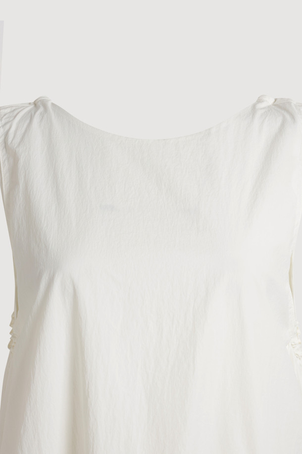 A 라인 미니 드레스 (아이보리)는 크리에이티브하며 클래식한 감성을 선사하는 여성용 캐주얼 원피스입니다. 나일론 혼방 소재로 제작되어 워싱감 있는 촉감을 느낄 수 있으며, A라인 핏과 미니 기장으로 여성스러운 실루엣을 연출합니다. 라운드넥과 민소매 디자인으로 시원하고 활동적인 느낌을 주며, 포켓 디테일이 실용성을 더합니다. 데이트룩, 카페룩, 쇼핑룩 등 다양한 TPO에 맞춰 클래식, 미니멀, 캐주얼 스타일을 완성해보세요. 안감은 IVX에 있으며, 단독 또는 레이어드하여 다양한 스타일을 연출할 수 있습니다.
