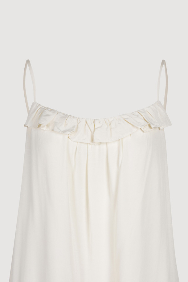 프릴 디테일 슬립 드레스 (light beige)는 모달 소재로 제작되어 부드러운 촉감이 특징인 여성용 슬립 원피스입니다. 은은한 라이트 베이지 컬러의 무지 디자인으로, 얇고 가벼운 두께감 덕분에 봄, 여름 시즌에 시원하게 착용할 수 있습니다. 어깨끈 조절이 가능하며, 셔링 & 프릴 디테일로 페미닌한 무드를 더했습니다. 데이트룩, 카페룩, 휴가룩 등 다양한 TPO에 미니멀, 로맨틱, 리조트 스타일로 연출해보세요. 루즈핏으로 편안하면서도 여성스러운 실루엣을 선사합니다.
