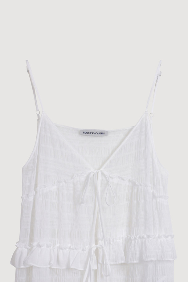 화이트 컬러의 [Re-Order] Sleeveless Frill Dress는 여름을 위한 데일리 및 캐주얼 스타일의 슬리브리스 프릴 드레스입니다. 부드러운 레이스 소재에 도트 패턴이 더해져 여성스러운 무드를 자아내며, 루즈핏 A라인 실루엣과 얇은 두께감으로 시원하게 착용할 수 있습니다. 비대칭 셔링 및 프릴 디테일, 레이어드 스타일링이 가능한 디자인으로, 다양한 스타일 연출이 용이합니다.
