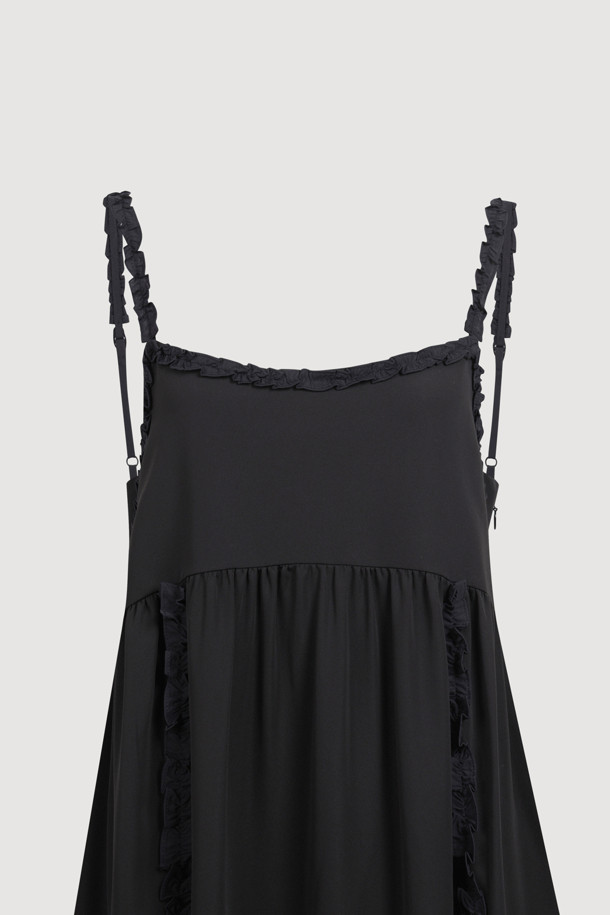 Coloration 프릴 레이어링 드레스 (블랙)는 유니크하고 캐주얼한 스타일을 연출하는 여성용 레이어드 원피스입니다. 부드러운 폴리 크레이프 소재로 제작되어 깔끔한 촉감을 선사하며, A라인 치마 핏으로 편안한 착용감을 제공합니다. 라운드넥과 민소매 디자인으로 시원하며, 블랙 컬러에 러플 디테일과 컬러 배색이 포인트로 더해져 세련된 느낌을 줍니다. 데이트룩이나 카페룩에 적합하며, 캐주얼, 미니멀, 시크한 스타일을 즐기는 분들께 추천합니다. 옆 지퍼 디테일로 편안하게 착용할 수 있습니다.
