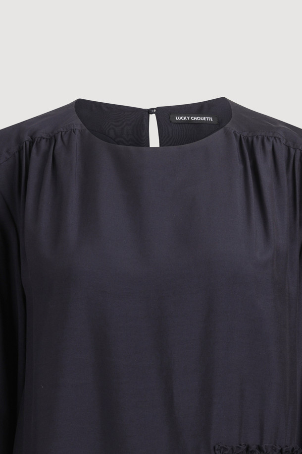 다크 네이비 컬러의 셔링 디테일 라운드넥 원피스입니다. 부드러운 레이온 소재로 제작되어 편안한 착용감을 선사하며, 루즈핏과 플레어 A라인 치마가 자연스러운 실루엣을 연출합니다. 허리선 아래 셔링으로 볼륨감을 더하고, 허리 부분 로고 테이프로 포인트를 주었습니다. 긴 소매와 뒷넥 단추 여밈으로 클래식하면서도 캐주얼한 분위기를 자아내 데이트룩, 모임룩, 또는 미니멀한 스타일을 연출하고 싶은 날에 적합합니다. 사계절 내내 활용 가능한 실용적인 아이템입니다.
