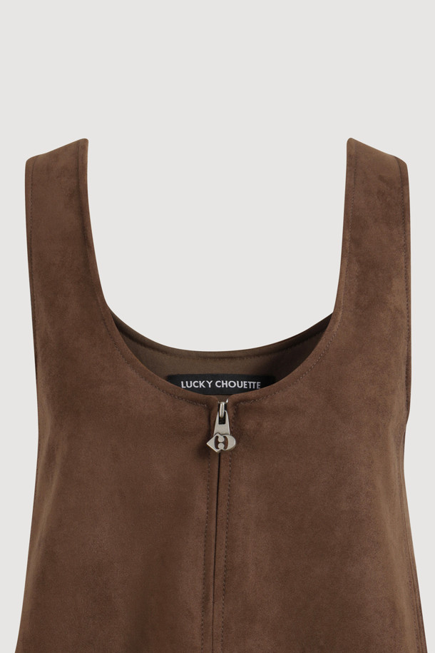 페이크 스웨이드 미니 드레스 (브라운)는 캐주얼 및 클래식 스타일을 모두 아우르는 여성용 미니 원피스입니다. 부드러운 촉감의 스웨이드 소재로 제작되었으며, 얇은 두께감으로 가을, 겨울 시즌에 활용하기 좋습니다. U넥 디자인에 세미 A라인 핏으로 여성스러운 실루엣을 연출하며, 앞 중심 지퍼 여밈과 뒤판 개발 텍션지 포인트가 특징입니다. 데이트룩, 카페룩 등 다양한 TPO에 매치하여 다채로운 스타일을 완성할 수 있으며, 다양한 이너 레이어드를 통해 개성 있는 스타일링을 즐길 수 있습니다.
