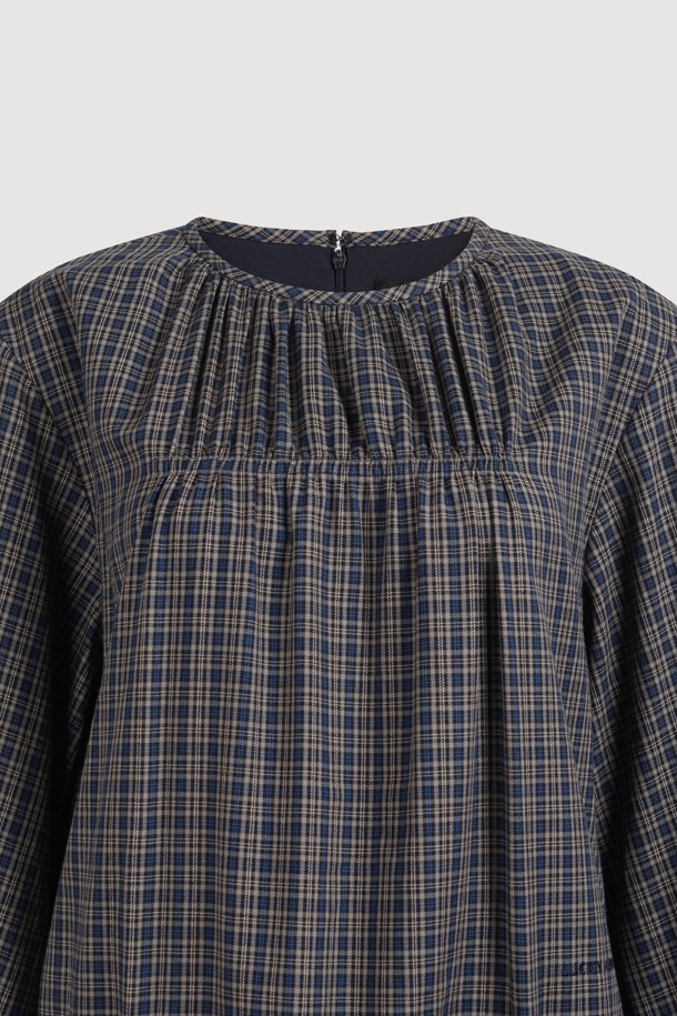 포켓 포인트 체크 미디 드레스 (멀티 컬러)는 페미닌하고 유니크한 매력을 선사하는 여성용 미디 원피스입니다. 데님 소재의 체크 패턴으로 클래식하면서도 로맨틱한 스타일을 연출하며, 긴 소매와 여유로운 핏으로 편안함을 더했습니다. 앞뒤 가슴 셔링 디테일과 포켓, 리본 장식으로 포인트를 더했으며, 뒤 중심 지퍼로 간편하게 착용할 수 있습니다. 데이트룩, 카페룩, 모임룩 등 다양한 TPO에 활용 가능한 스마트 캐주얼 스타일의 원피스입니다.
