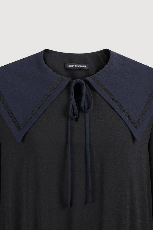 세일러 카라 롱 드레스 (블랙)는 클래식하고 캐주얼한 무드를 동시에 연출하는 여성 롱 원피스입니다. 부드러운 폴리에스터 소재로 제작되어 편안한 착용감을 선사하며, 사계절 내내 활용 가능합니다. A라인 핏에 롱 기장으로 우아함을 더하고, 셔링과 프릴 단, 테이프 장식, 레터링 자수 디테일이 돋보입니다. 구김이 적어 관리가 용이하며, 데이트룩, 카페룩 등 다양한 TPO에 잘 어울리는 웨어러블한 디자인입니다. 루즈핏으로 편안하게 즐길 수 있는 블랙 컬러의 무지 원피스입니다.
