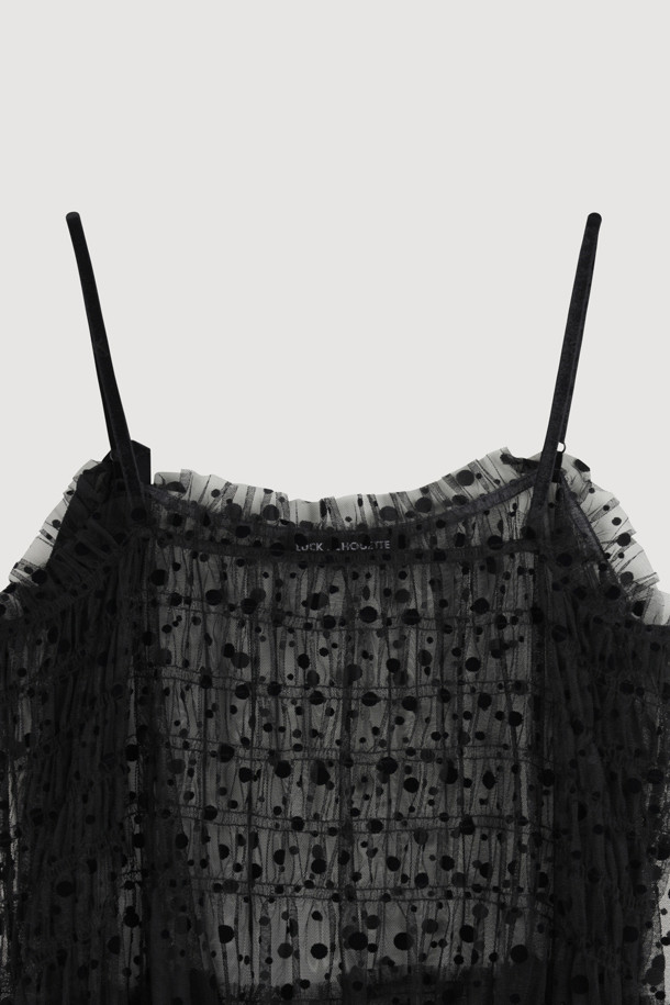 도트 플로킹 슬립 드레스 (블랙)는 부드러운 벨벳 소재에 도트 무늬가 더해져 우아하고 로맨틱한 분위기를 연출하는 슬립 원피스입니다. 스퀘어 넥과 민소매 디자인으로 여성스러운 실루엣을 강조하며, 셔링 및 프릴 디테일이 섬세함을 더합니다. 벨벳 테이프 장식과 여유 있는 루즈핏으로 편안하면서도 세련된 스타일을 완성합니다. 데이트룩, 모임룩 또는 파티룩에 활용하여 특별한 날을 더욱 돋보이게 할 수 있습니다. 봄, 여름, 가을 계절에 활용 가능하며 클래식, 미니멀 스타일을 즐겨 입는 고객에게 추천합니다.
