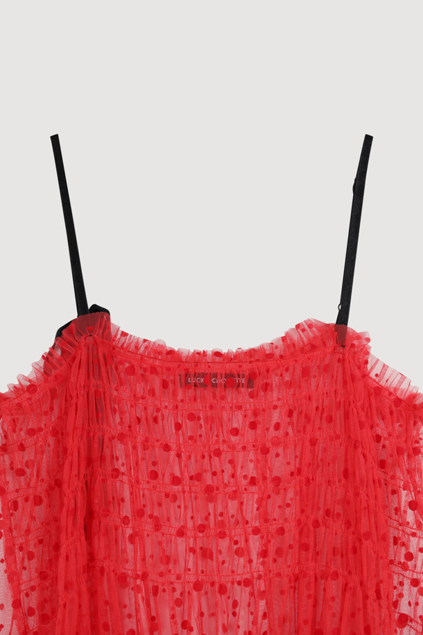 도트 플로킹 슬립 드레스 (레드)는 여성스러운 매력을 극대화하는 슬립 원피스입니다. 얇은 두께감과 루즈핏으로 편안한 착용감을 선사하며, 봄, 여름 시즌에 적합합니다. 셔링, 프릴 디테일과 벨벳 테이프 장식, 플레어 치마 라인이 페미닌한 무드를 더합니다. 스트랩 넥 라인과 민소매 디자인으로 시원함을 강조하며, 데이트룩, 휴가룩, 모임룩 등 다양한 TPO에 로맨틱하고 클래식한 스타일을 연출할 수 있습니다. 여유로운 실루엣과 도트 패턴이 세련된 느낌을 주는 이 원피스로 당신만의 스타일을 완성해 보세요.
