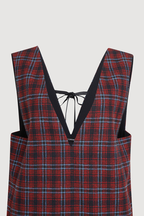 레드 컬러 블록 체크 미니 드레스는 가을과 겨울에 어울리는 여성용 원피스입니다. 데님 소재로 제작되어 부드러운 촉감을 선사하며, 레귤러 핏으로 편안하게 착용 가능합니다. 앞뒤 V넥 디자인과 레이어드, 프릴, 레터링 테이프 디테일이 돋보이며, 긴 소매 기장으로 따뜻함을 더했습니다. 캐주얼한 스타일로 데이트룩이나 모임룩에 적합하며, 다양한 상의와 레이어드하여 개성 있는 스타일을 연출할 수 있습니다. 마찰에 의해 필링이 발생할 수 있으니 주의하여 착용하십시오.
