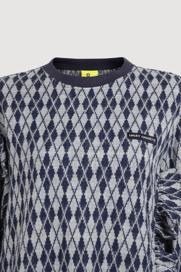 네이비 컬러의 아가일 패턴 프릴 원피스입니다. 부드러운 기모 소재로 제작되어 겨울에도 따뜻하게 착용 가능하며, 루즈핏 A라인 실루엣으로 편안함을 더했습니다. 라운드넥 디자인에 프릴 장식과 배색 프릴 디테일이 여성스러운 분위기를 연출합니다. 데이트룩, 모임룩, 캐주얼, 클래식, 걸리시 스타일 모두 소화 가능한 단독 착용 가능한 원피스입니다.
