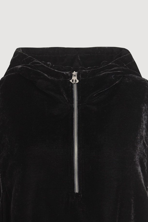 벨벳 후드 미니 원피스 (블랙)는 가을과 겨울, 데이트룩과 연말 모임룩에 어울리는 여성용 미니 원피스입니다. 부드러운 벨벳 소재로 제작되어 따뜻하고 포근한 착용감을 선사하며, A라인 핏으로 편안하면서도 여성스러운 실루엣을 연출합니다. 캐주얼, 스트리트, 미니멀 스타일 모두 소화 가능하며, 후드, 포켓, 러플 디테일과 와펜 장식, 하프 지퍼 여밈으로 포인트를 더했습니다. 민소매 디자인으로 다양한 레이어드 스타일링이 가능하여 활용도가 높습니다.
