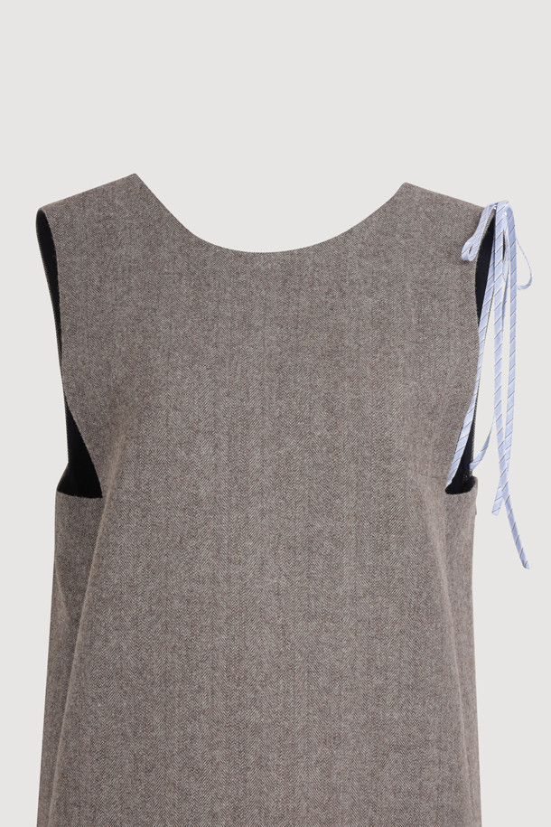 Mix 슬리브리스 롱 드레스 (브라운)는 여성 고객을 위한 가을, 겨울용 슬리브리스 원피스입니다. 울 혼방 소재로 제작되어 따뜻한 착용감을 선사하며, 라운드넥에 슬림핏 일자 실루엣으로 클래식하고 유니크한 스타일을 연출합니다. 체크와 헤링본 패턴이 믹스된 디자인에 언밸런스 주름 디테일, 스트라이프 배색 끈, 어깨 매듭 연출, 밑단 스트라이프 배색 주름 등 다채로운 특징을 더했습니다. 안감은 로고 패턴으로, 지퍼 여밈 방식으로 제작되었으며, 모임룩, 데이트룩, 연말 모임룩에 미니멀하고 시크하게 스타일링하기 좋습니다.
