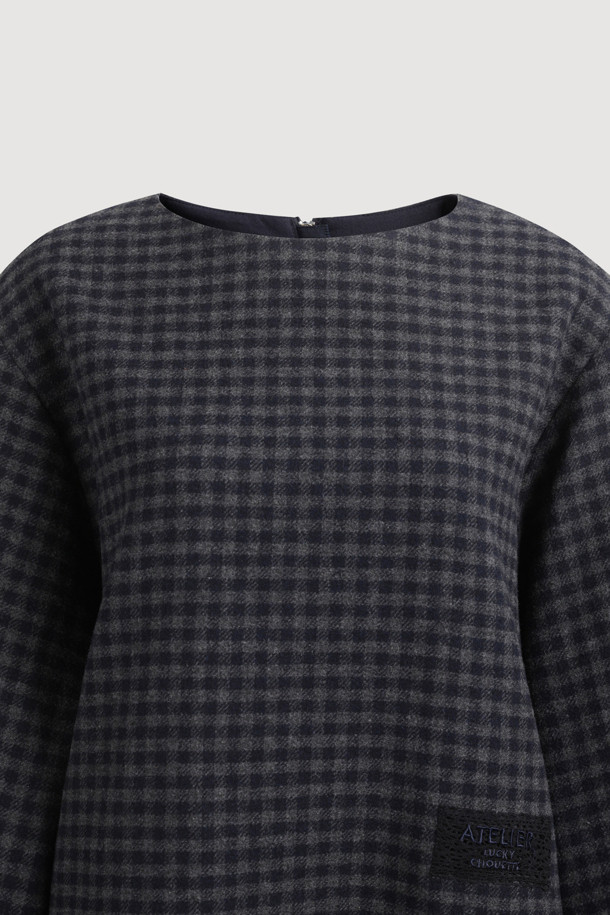 **[Atelier] 컬러드 체크 미니 드레스**는 울 50% 함유된 두꺼운 소재로 제작되어 가을, 겨울에 따뜻하게 착용할 수 있는 여성용 원피스입니다. 클래식하고 유니크한 무드의 멀티 컬러 체크 패턴이 돋보이며, A라인 핏과 미니 기장으로 걸리시한 스타일을 연출합니다. 뒤 중심 지퍼와 아틀리에 자수 장식, 가죽 슬라이더 디테일이 돋보이며, 데이트룩, 모임룩, 겨울 데일리룩 등 다양한 TPO에 활용 가능합니다. 필링(보풀)에 주의하여 관리하면 오랫동안 클래식하고 미니멀한 스타일을 즐길 수 있습니다.
