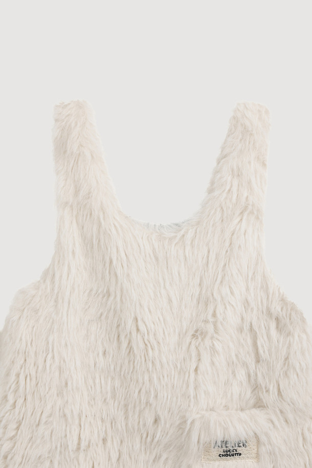 [Atelier] 페이크 퍼 미니 드레스 (ivory)는 여성용으로, 가을과 겨울에 따뜻하고 포근하게 입을 수 있는 캐주얼하고 유니크한 스타일의 원피스입니다. 톤 다운된 아이보리 컬러의 페이크 퍼 소재로 제작되어 부드러운 촉감을 선사하며, A라인 핏과 미니 기장으로 사랑스러운 실루엣을 연출합니다. 라운드넥 디자인에 앞 포켓 아틀리에 자수 장식과 뒷판 아틀리에 로고 테이프 리본, 레이스 디테일이 더해져 고급스러움을 더합니다. 기본 티셔츠와 함께 매치하여 겨울 데일리룩, 데이트룩, 모임룩 등 다양한 TPO에 맞춰 캐주얼, 클래식, 미니멀한 스타일을 연출해보세요.
