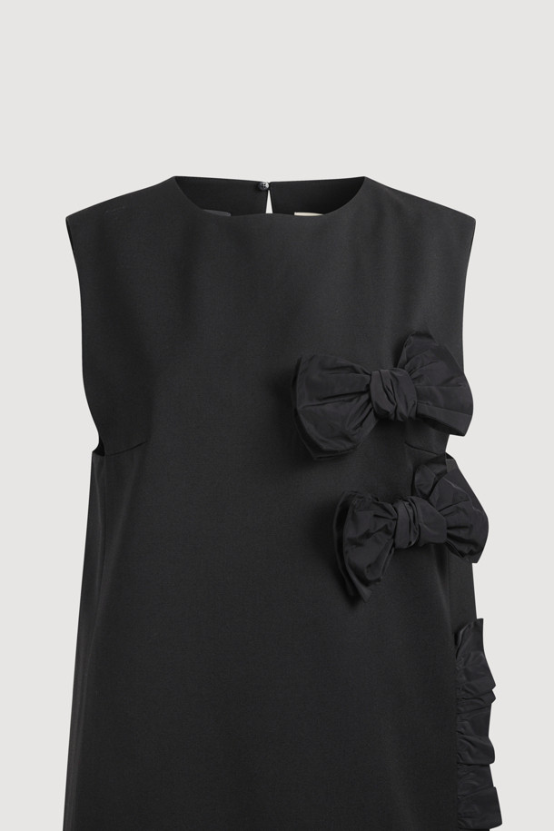 [Atelier] 리본 포인트 미니 드레스 (black)는 여성 고객을 위한 클래식 스타일의 미니 원피스입니다. 울 블렌디드 소재로 제작되어 사계절 내내 착용 가능하며, 슬림핏 일자핏으로 떨어지는 라인이 특징입니다. 블랙 컬러의 무지 디자인에 라운드넥과 민소매 디자인이 시크한 분위기를 연출합니다. 리본 장식과 옆 라인 셔링 디테일이 여성스러움을 더하며, 옆 지퍼로 편안하게 착용할 수 있습니다. 데이트룩, 모임룩, 소개팅룩 등 다양한 TPO에 활용 가능한 하이브리드 스마트 캐주얼 스타일의 원피스입니다. 마찰과 올 뜯김에 주의하여 착용하십시오.
