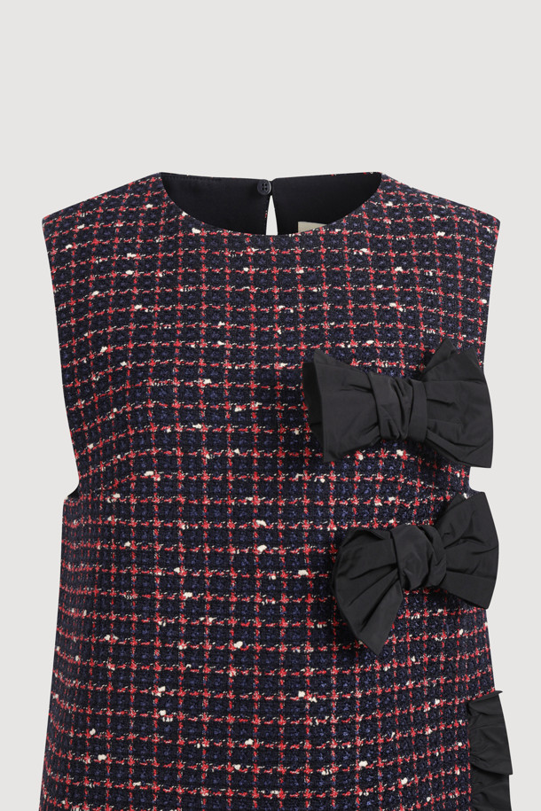 **[Atelier] 리본 포인트 미니 드레스 (navy)**는 가을, 겨울 시즌 엘레강스한 스타일을 연출하는 여성 의류입니다. 울 블렌디드 트위드 소재의 네이비 컬러 체크 패턴으로, 슬림핏 일자핏의 미니 기장 치마 타입입니다. 라운드넥 민소매 디자인이며, 리본 장식과 셔링 디테일, 옆 지퍼로 포인트를 더했습니다. 데이트룩, 모임룩, 연말 모임룩 등 특별한 날, 클래식, 미니멀, 걸리시한 무드로 연출하기 좋습니다. 올뜯김 및 마찰에 주의하여 착용하십시오.
